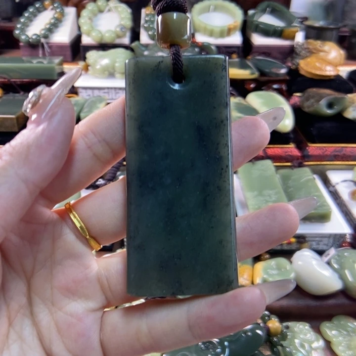颈饰未镶嵌透闪石质玉