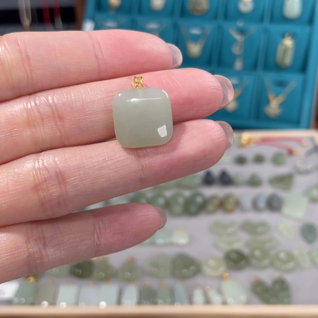 和田玉吊坠(赠链)18K金镶嵌