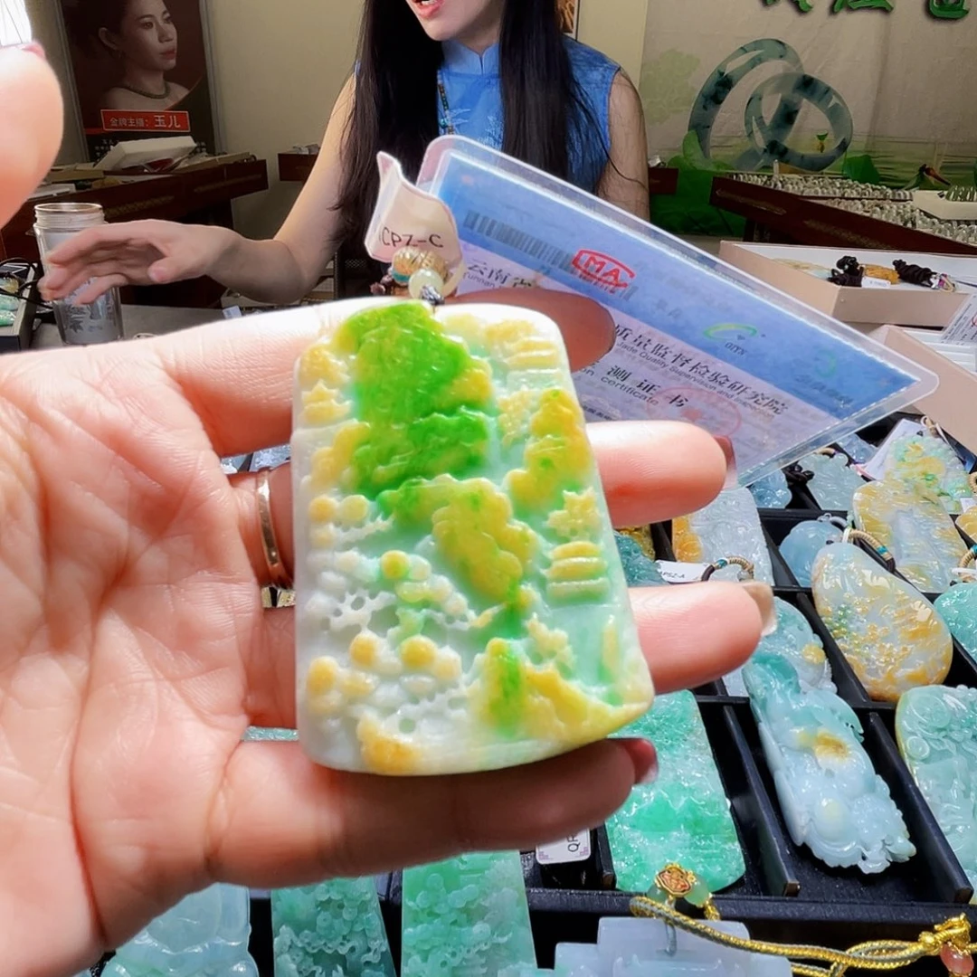 翡翠未镶嵌颈饰一个