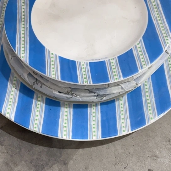 S****ᗦ瓷器上还有一些花纹清晰