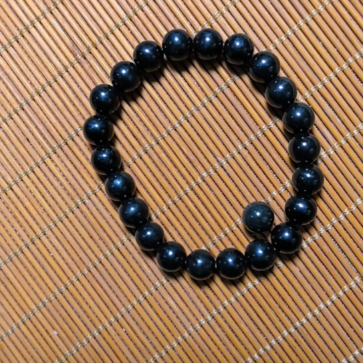 陈***乐藏玉药王石原石黑包公手串一条