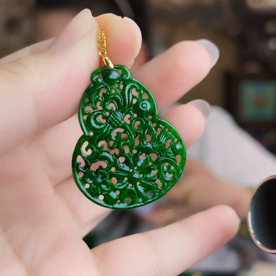 翡翠18K金镶嵌颈饰吊坠