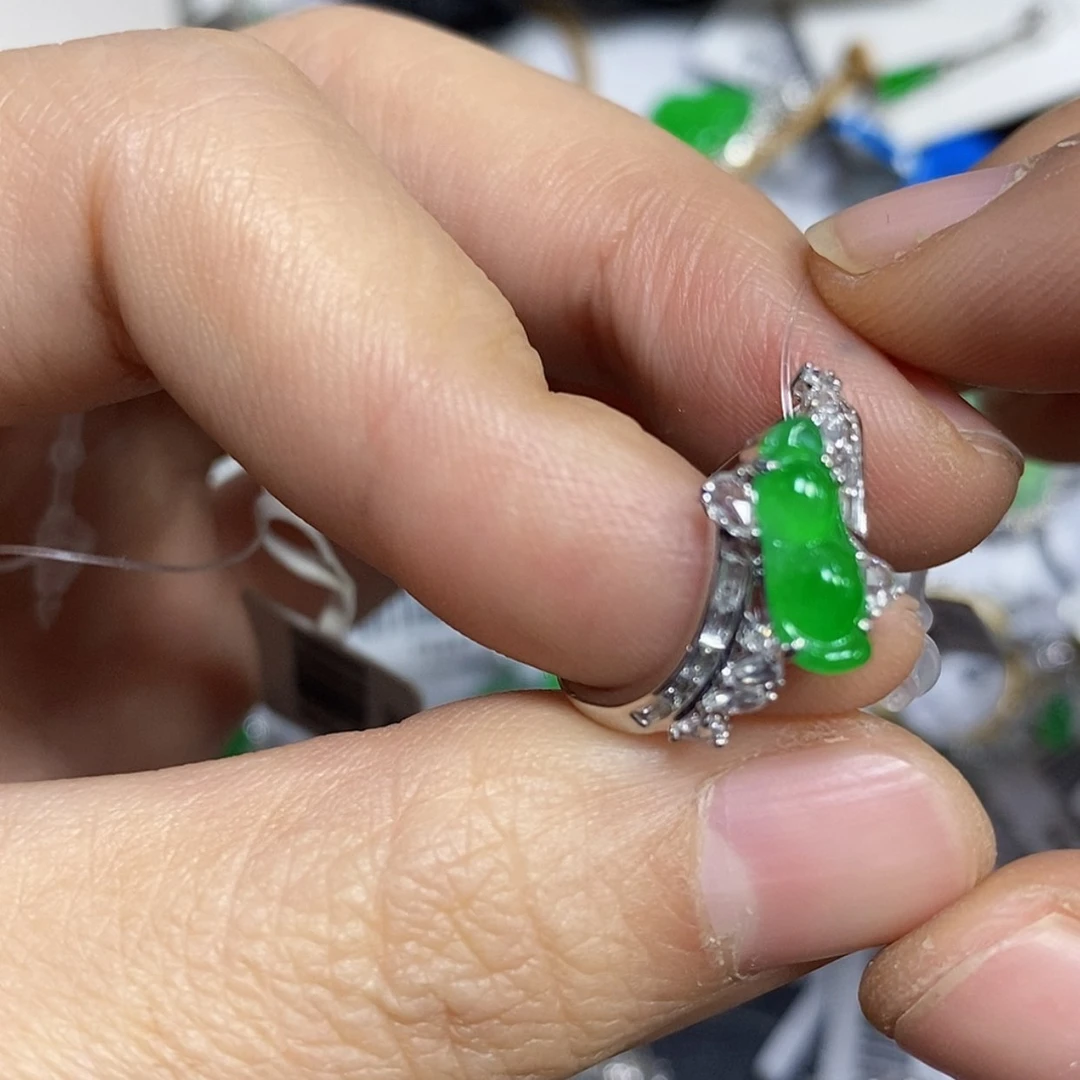 【闪购商品】颈饰18K金镶嵌翡翠陌*?戒指