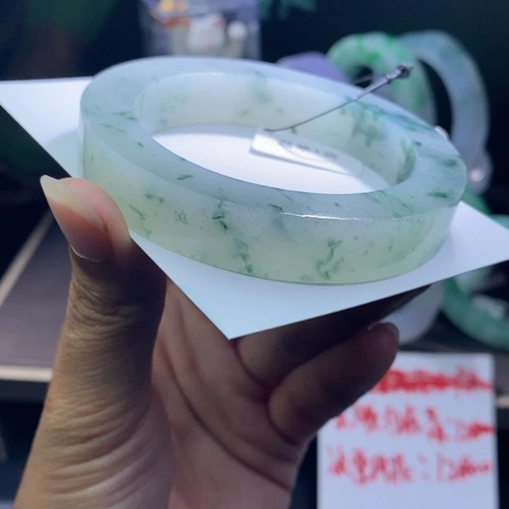 未镶嵌翡翠手镯定制翡翠咖****苦