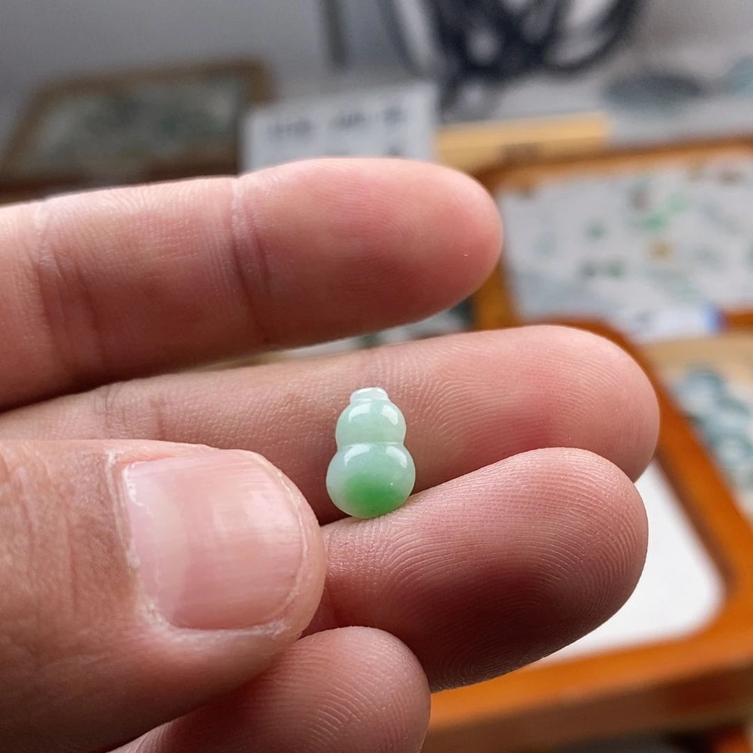 翡翠颈饰未镶嵌?葫芦