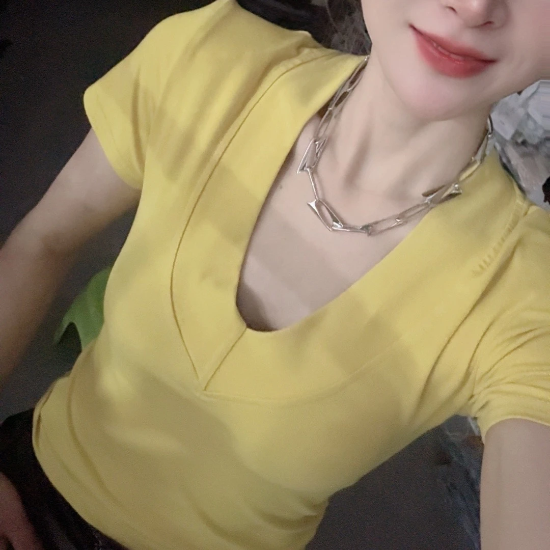 气质修身V领短袖上衣显瘦设计感内搭打底衫女