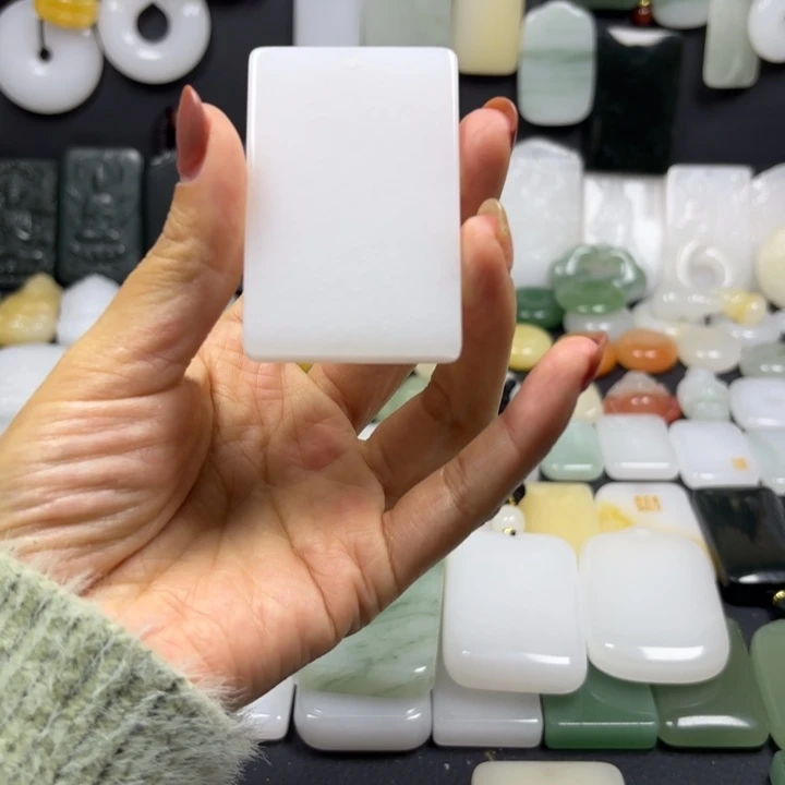 石英质玉（金丝玉）未镶嵌颈饰