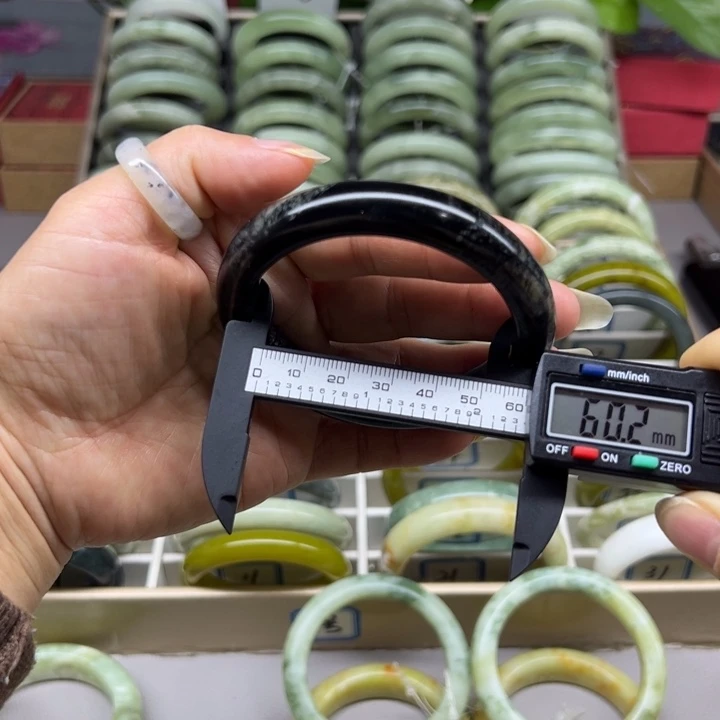 蛇纹石玉未镶嵌手镯15