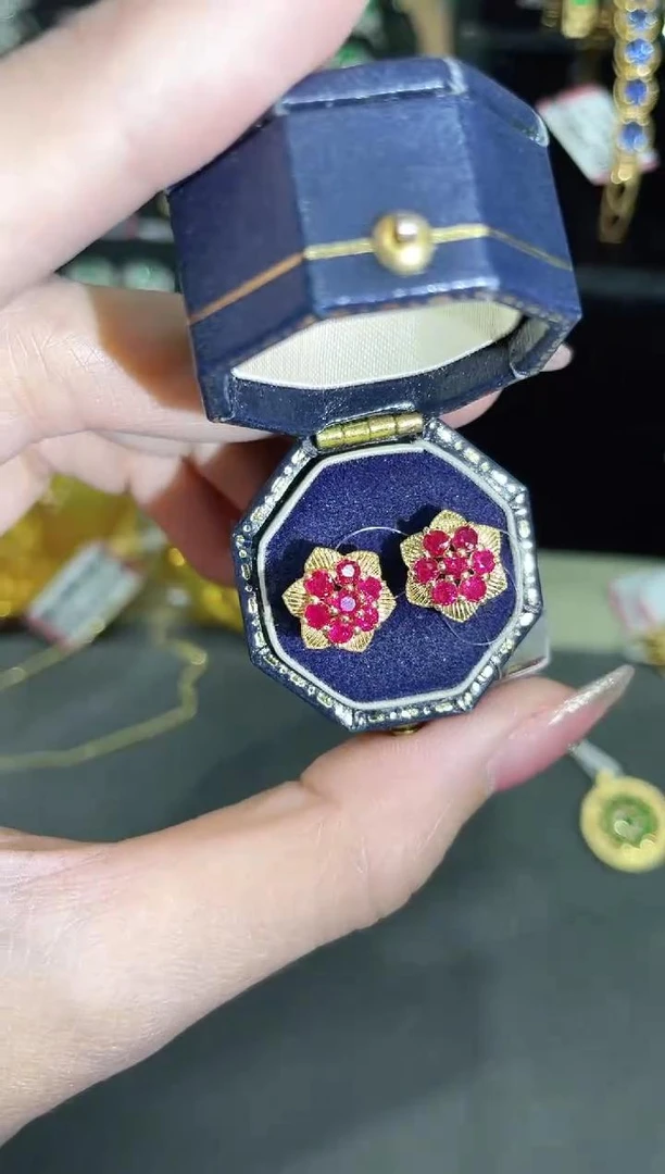 18K金镶嵌天然红宝石耳饰花朵