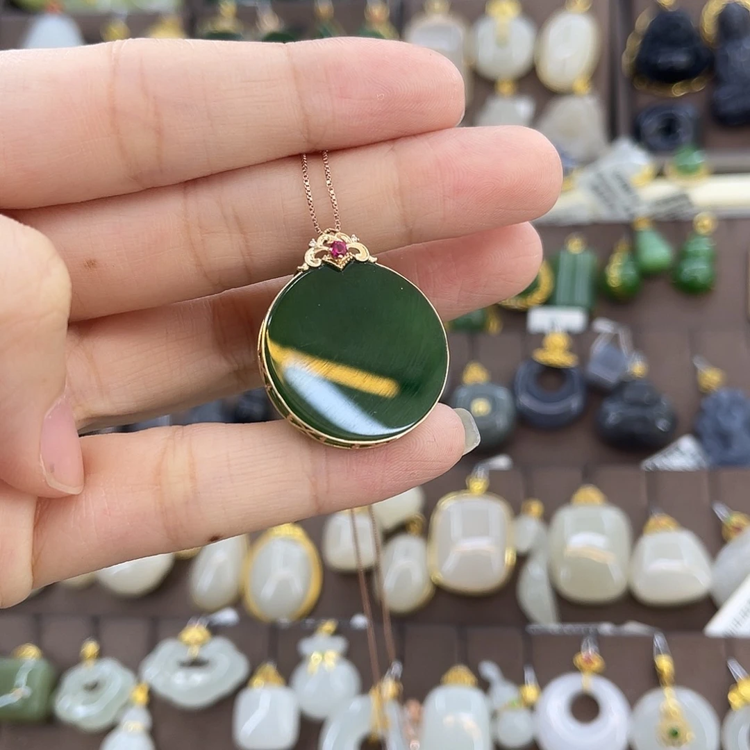 和田玉18K金镶嵌吊坠(赠链)