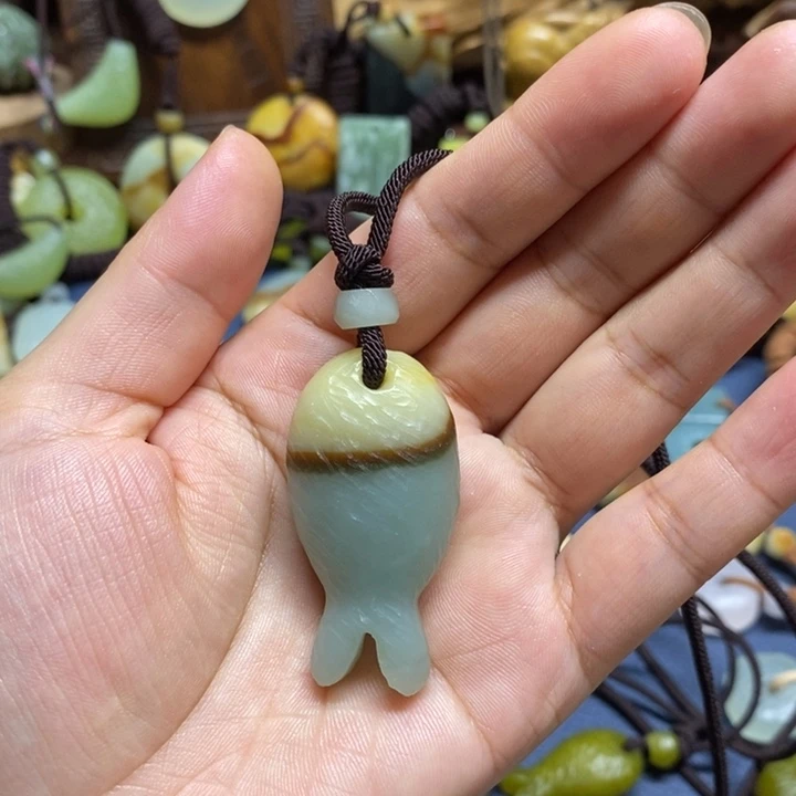 蛇纹石玉未镶嵌颈饰