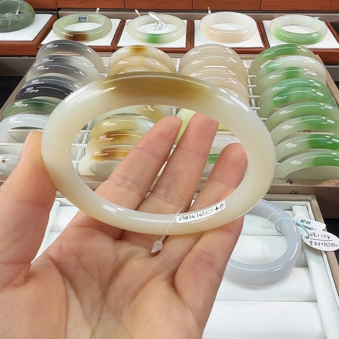 和田玉未镶嵌手镯一口糖