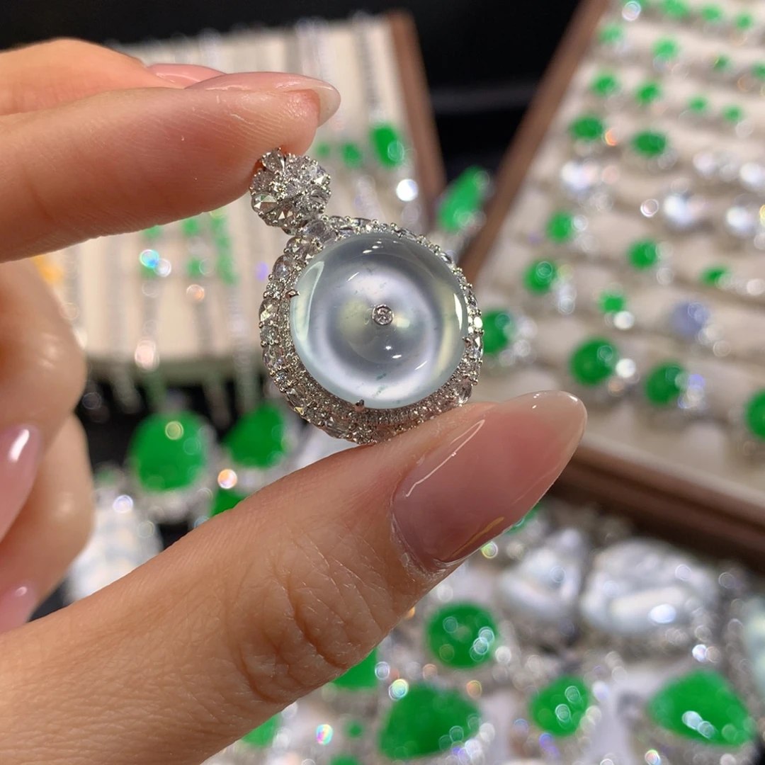 翡翠18K金镶嵌颈饰平安扣