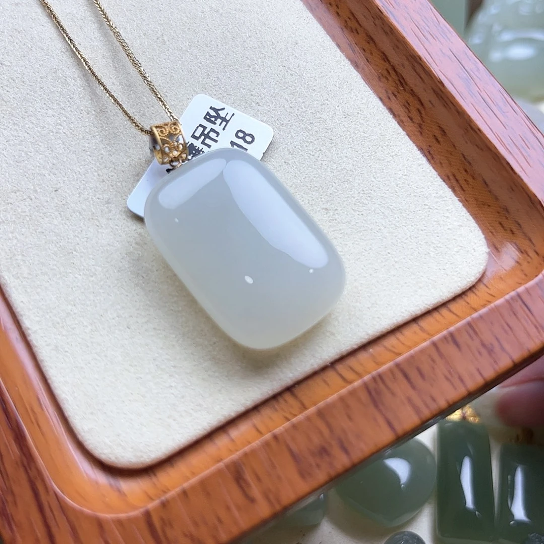 和田玉挂件18K金镶嵌