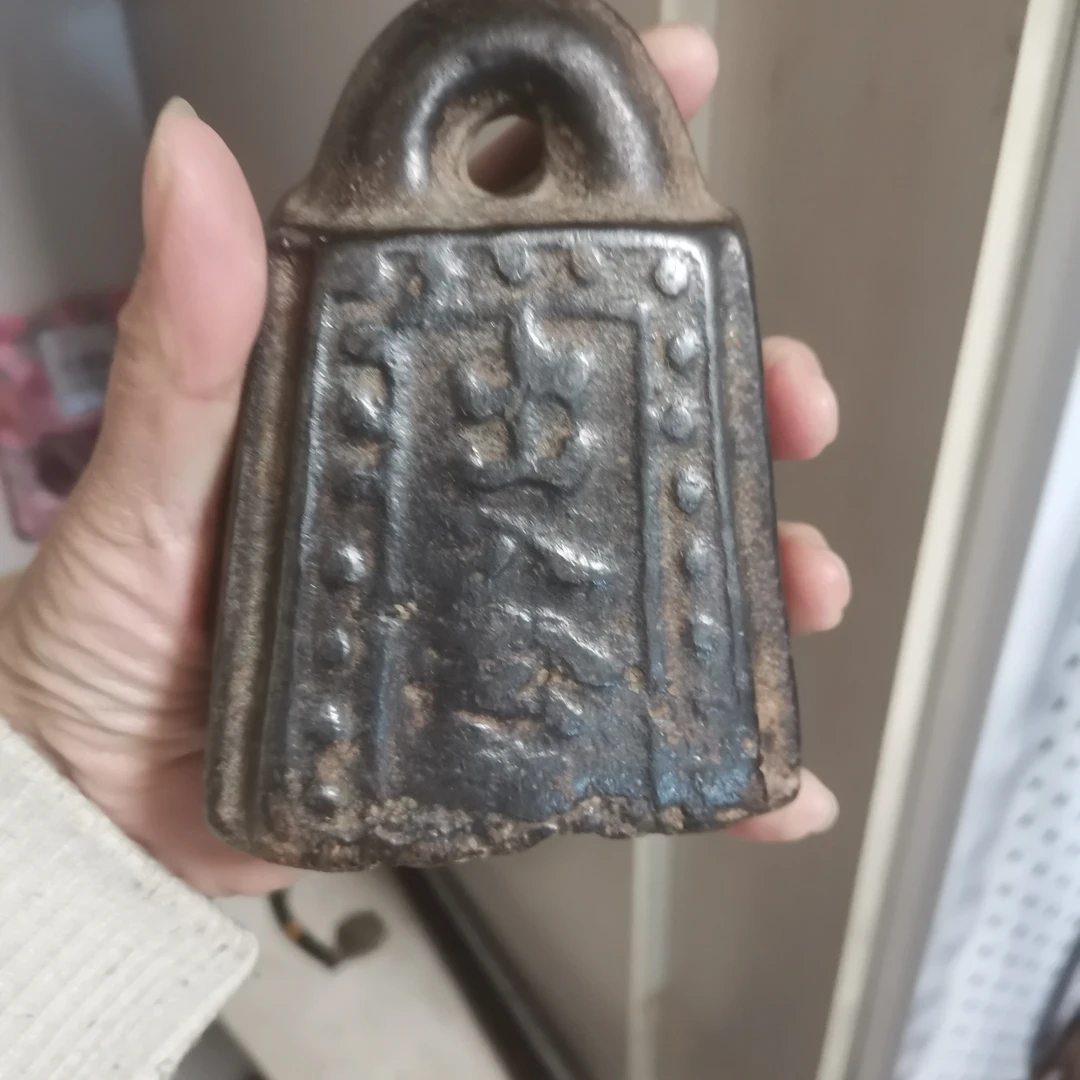 一件铁秤砣摆件，商品如图