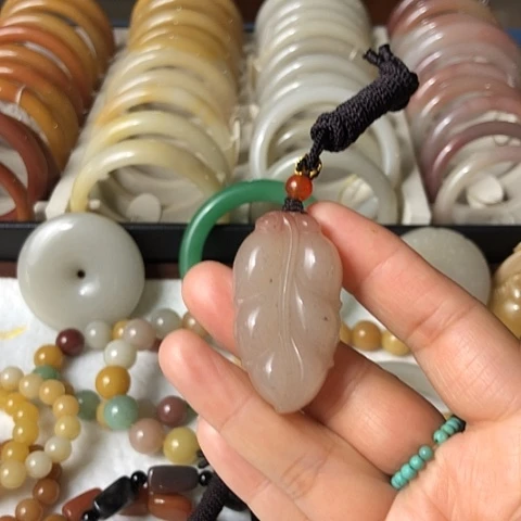 石英质玉未镶嵌颈饰