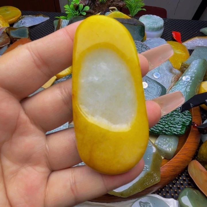 翡翠挂件未镶嵌翡翠