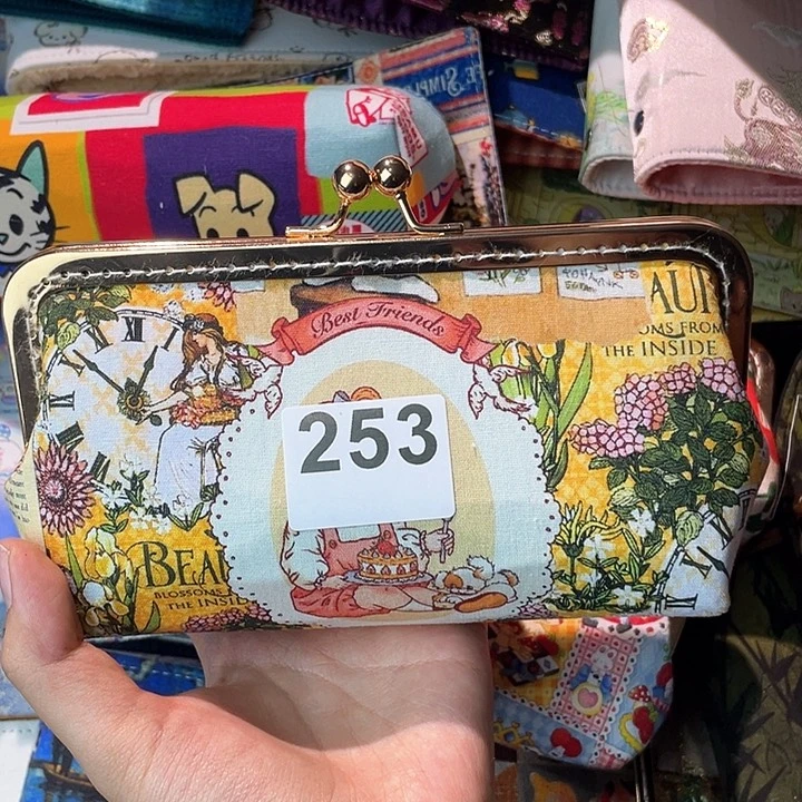 织绣M***儿大口金包。   253。