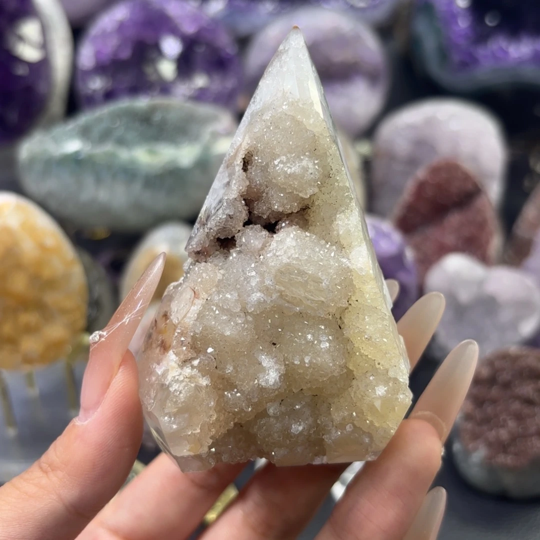 紫晶未镶嵌大型摆件（非配饰）金字塔