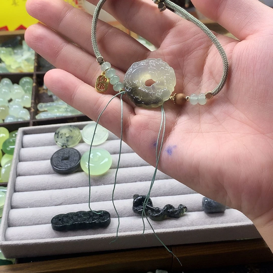 是***啊蛇纹石玉未镶嵌颈饰