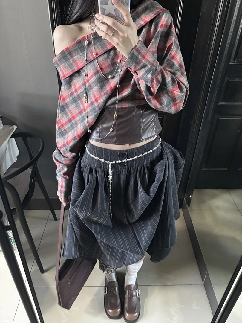 今年流行漂亮设计感小众独特上衣重要场合红色格纹斜肩衬衫女秋季