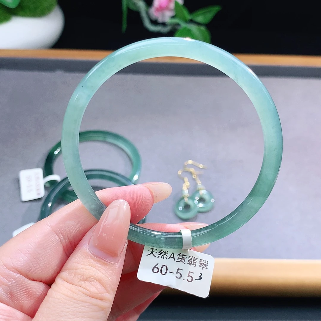 未镶嵌手镯（圆镯）翡翠