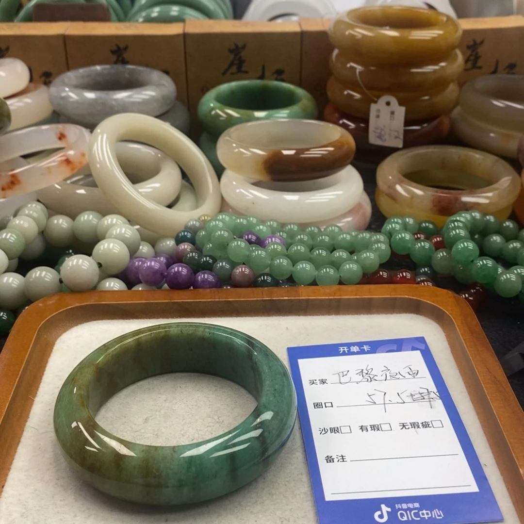 *****石英质玉手镯未镶嵌