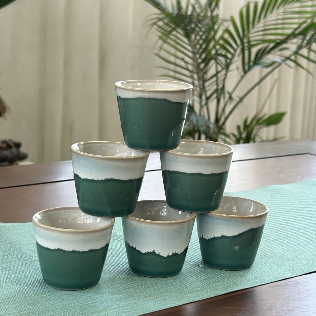 一只冰裂纹陶瓷水杯