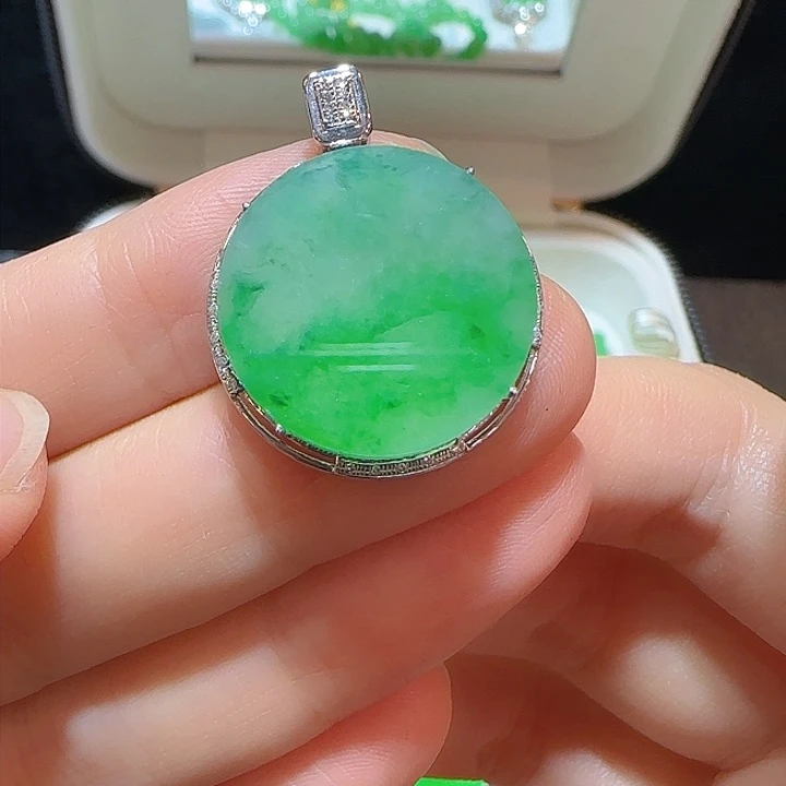 颈饰18K金镶嵌翡翠