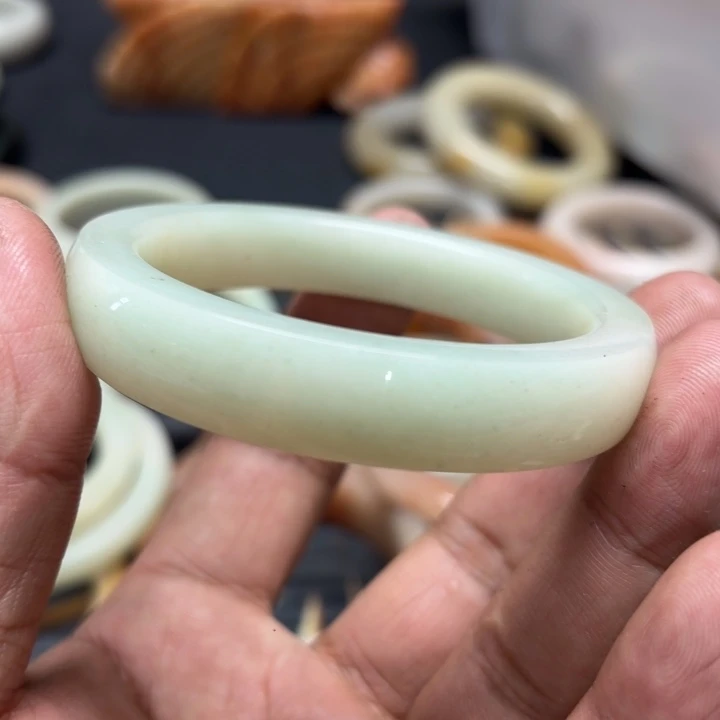 *****石英岩玉未镶嵌颈饰