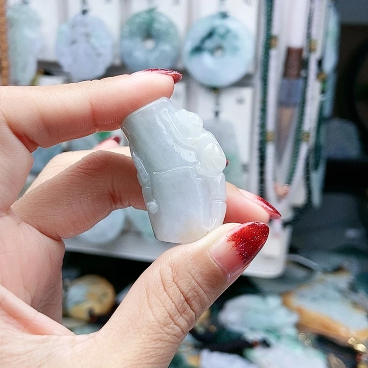 颈饰足铂镶嵌翡翠翡翠