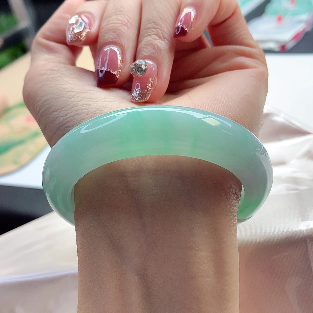 翡翠手镯未镶嵌 53-54圈口厚装版型飘绿翠