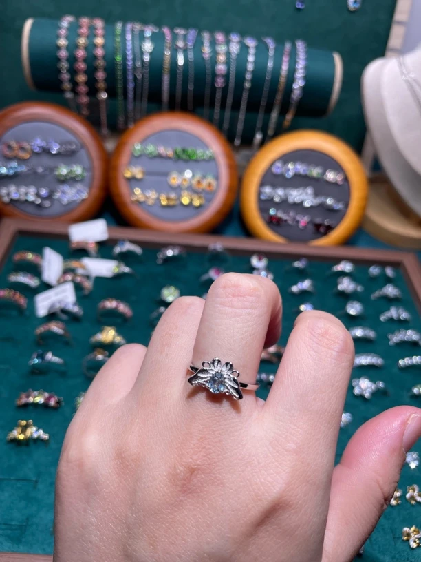 海蓝宝蝴蝶水滴戒指，简单百搭，适合各种场合