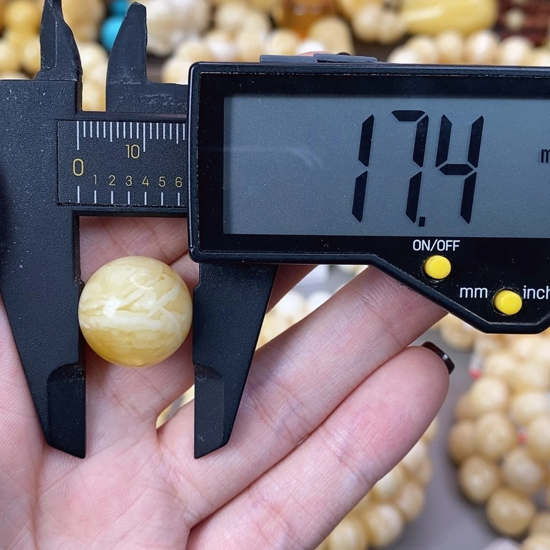 蜜蜡未镶嵌珠宝奇石2.9g有冰片