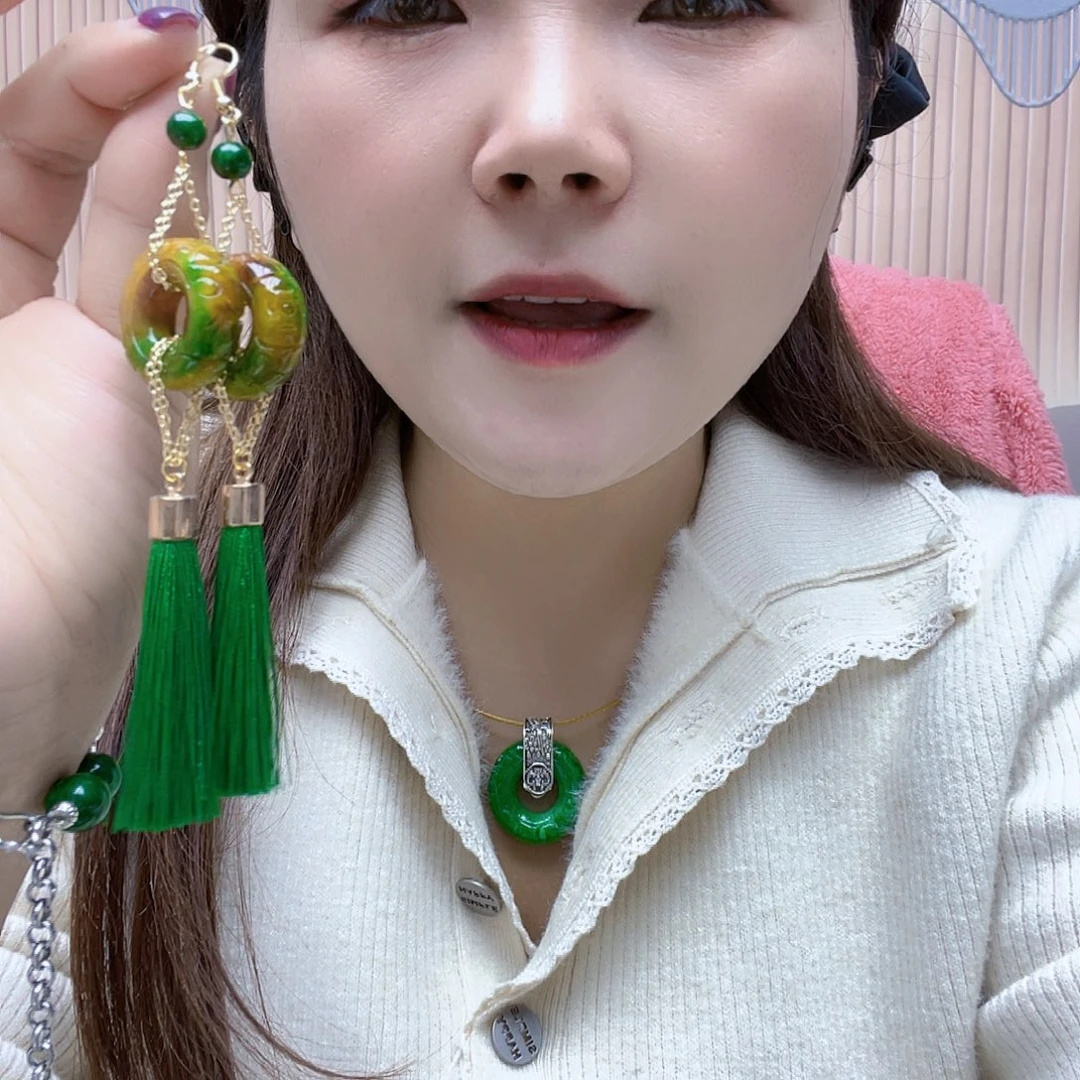 琪***姐翡翠未镶嵌颈饰绿的环耳坠