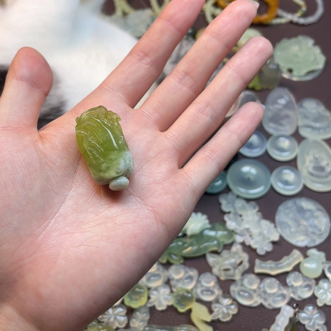 蛇纹石玉未镶嵌颈饰