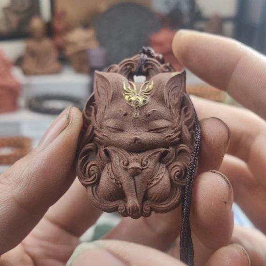 泥塑降真香方九尾狐香牌微瑕