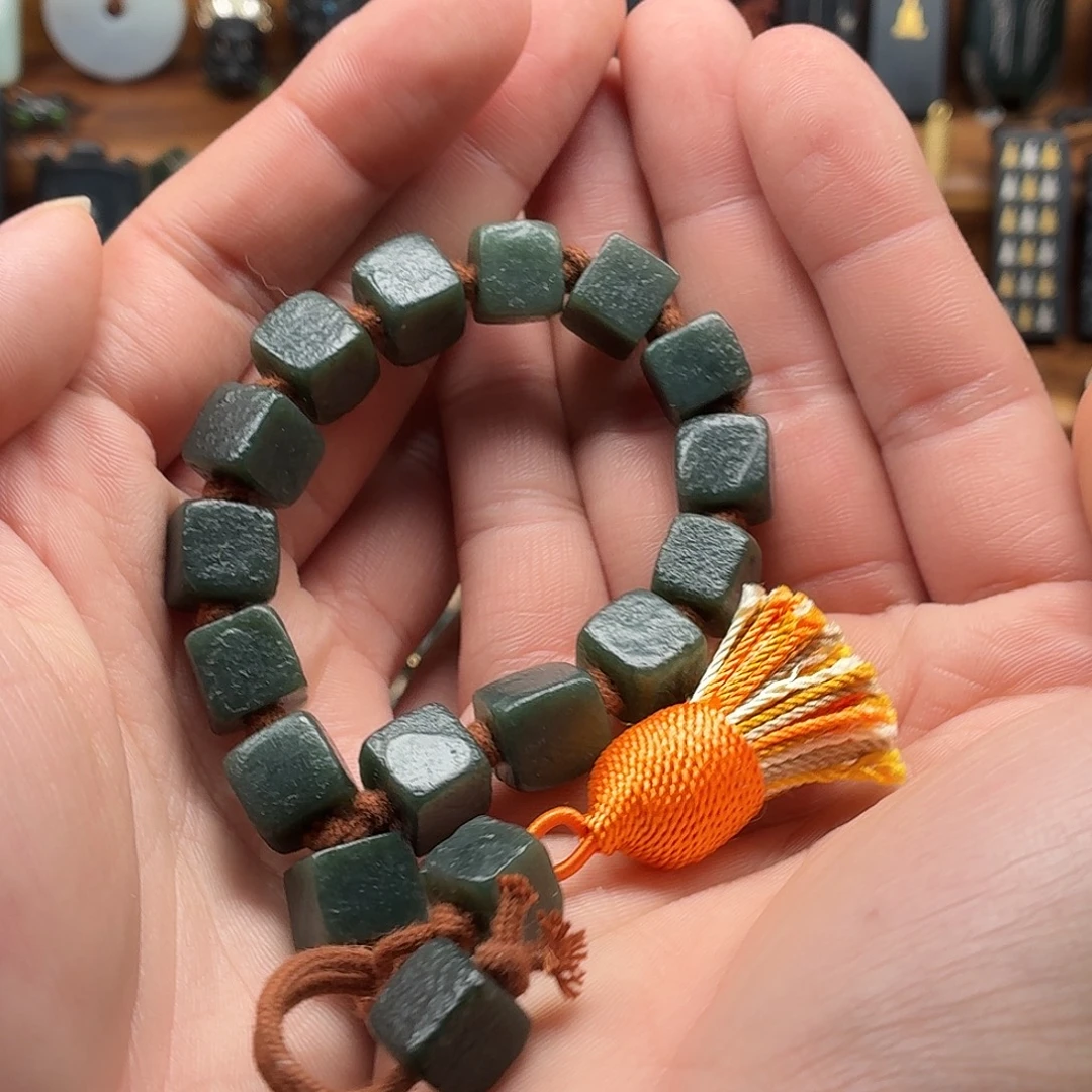 用***心和田玉未镶嵌颈饰