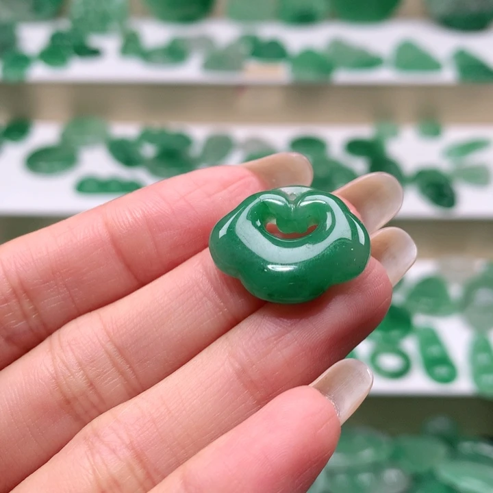 颈饰未镶嵌石英质玉