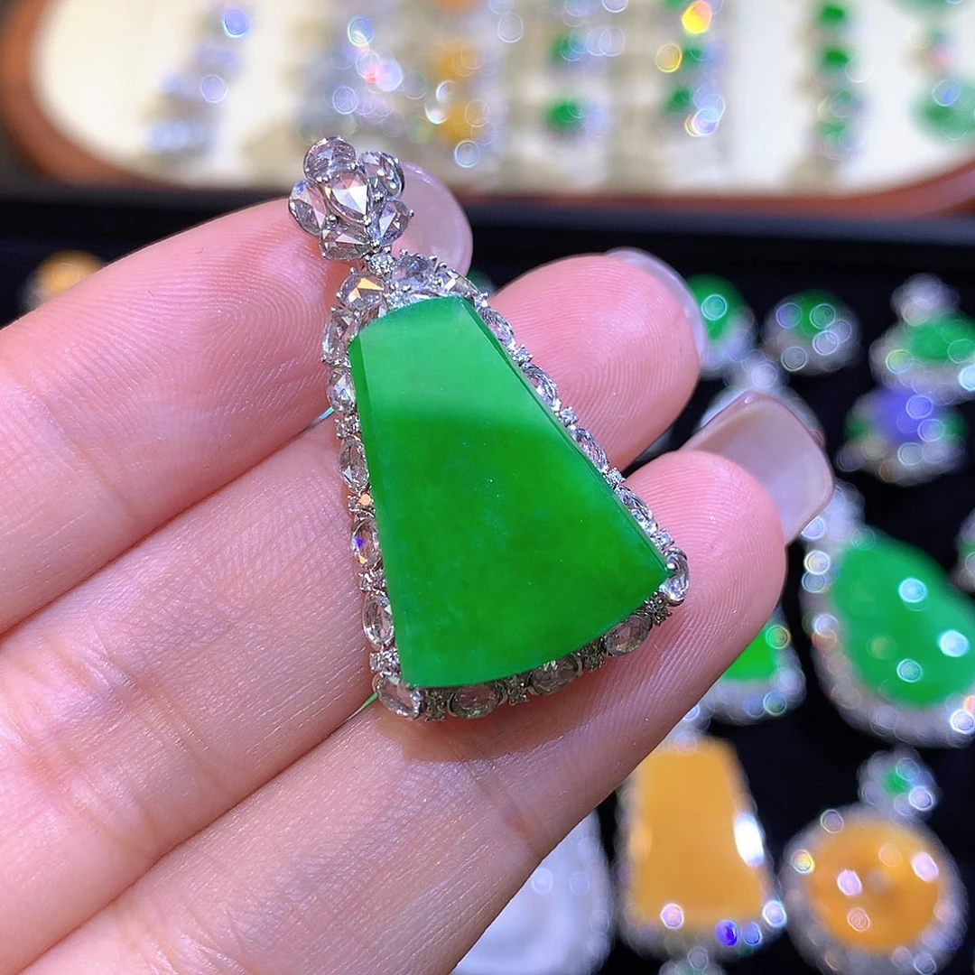 翡翠18K金镶嵌颈饰高冰满绿无事牌吊坠一刀切