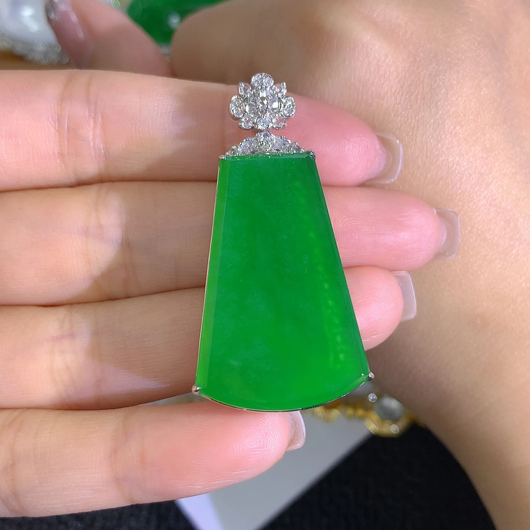 翡翠18K金镶嵌颈饰无事牌