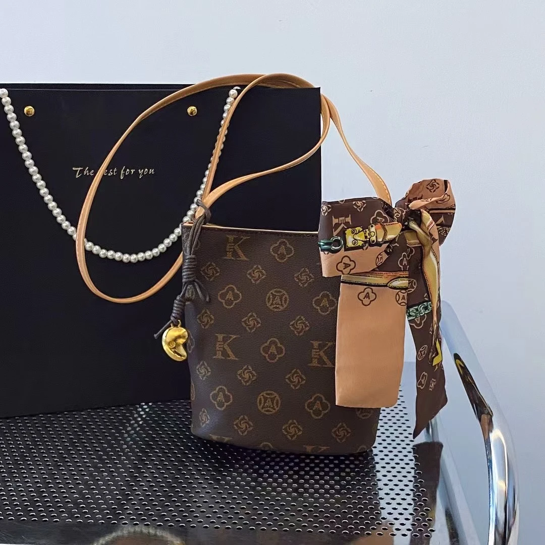 小众女包新款斜跨包大容量手机通勤包1226