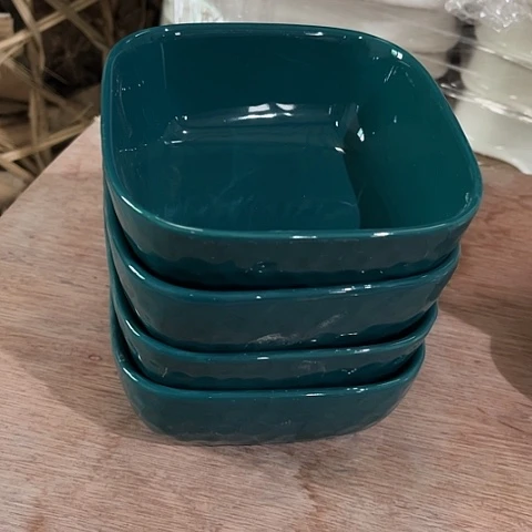 微瑕，不能明火，长13高5四个四方祖母绿