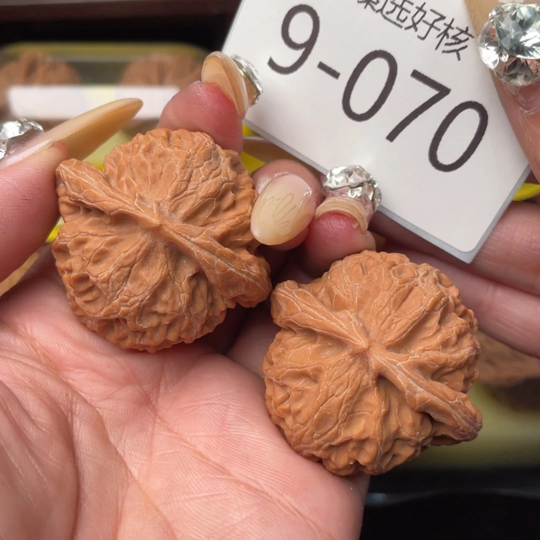 文玩核桃把件43红皮精配宫灯