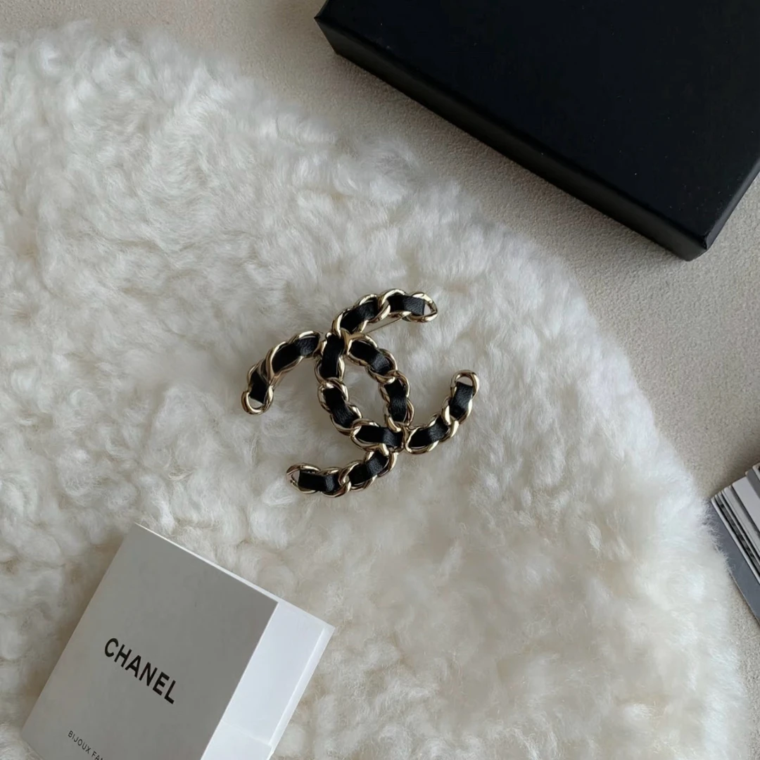 95新 Chanel/香奈儿 黑色皮穿链双c胸针 18556011  nn