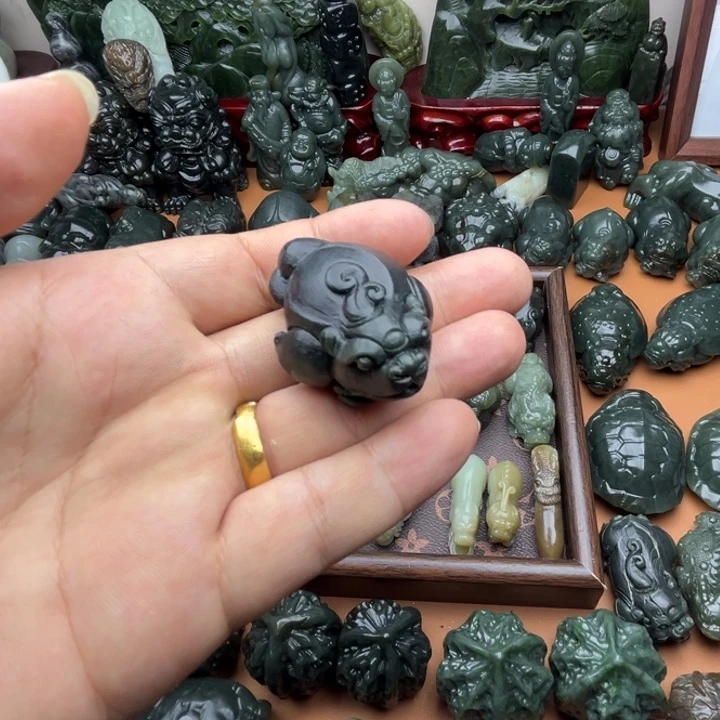 和田玉未镶嵌把件