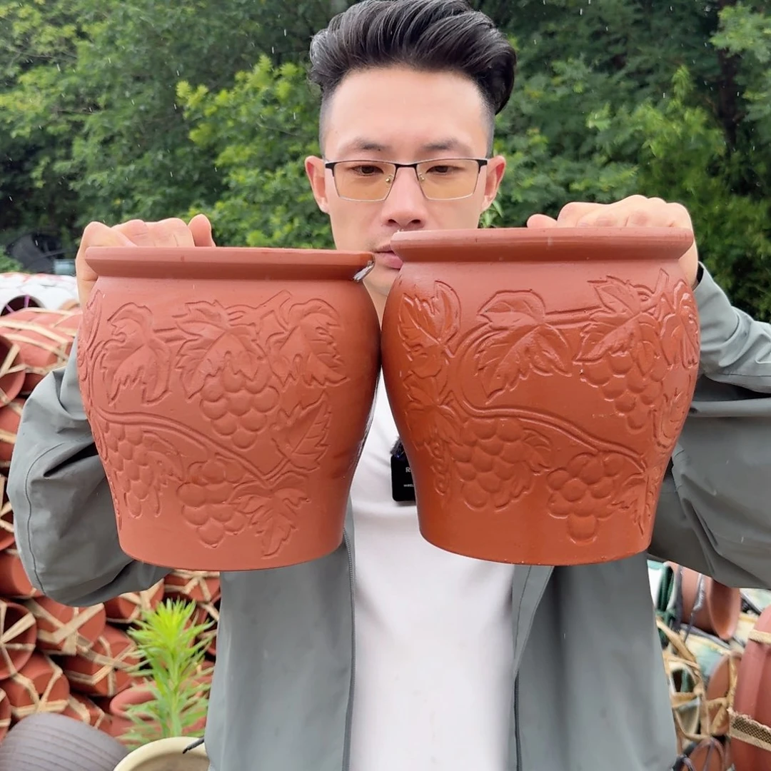 紫砂花盆口19高21；两个葡萄紫砂