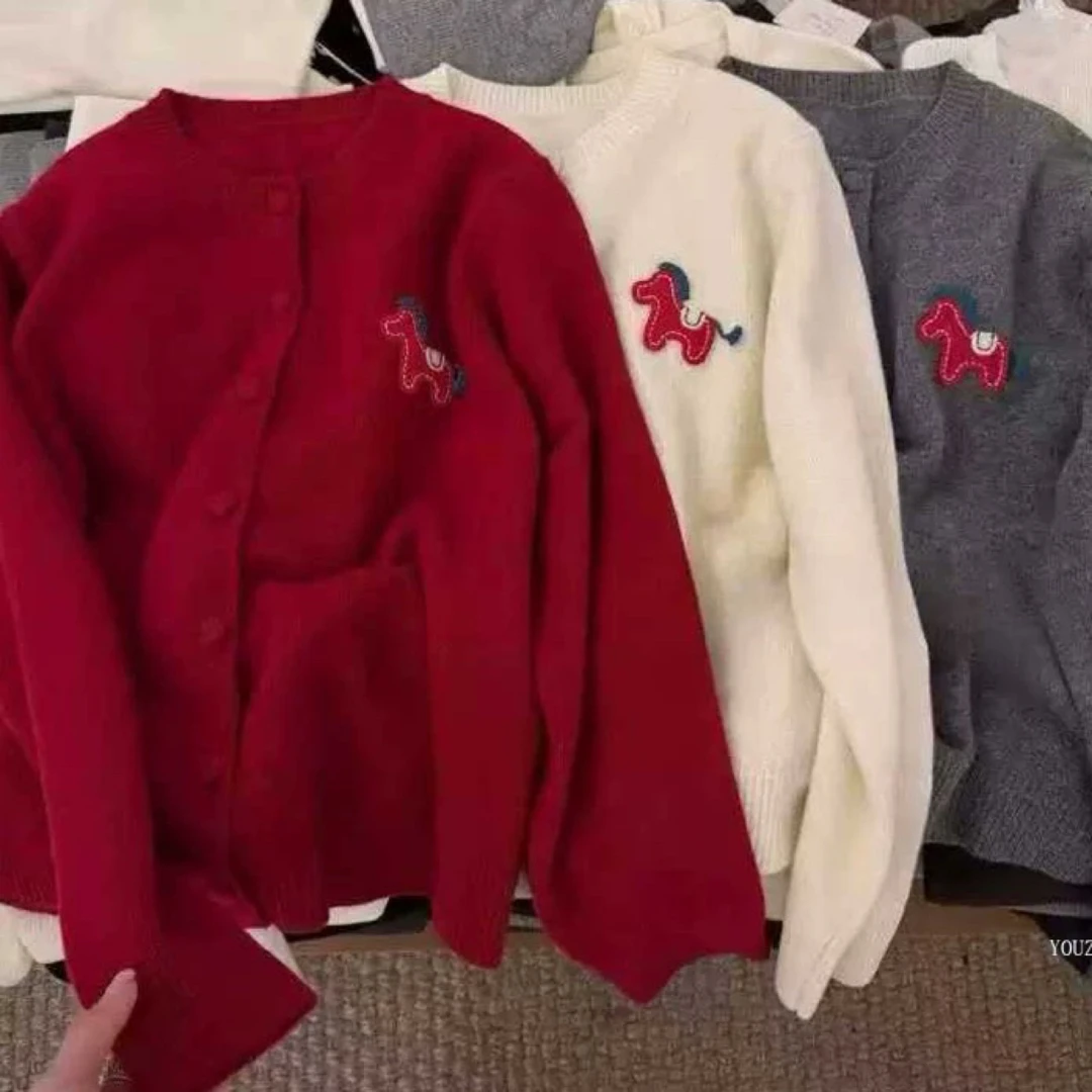 《秀秀精选》 小马刺绣 绵混纺 立领显瘦毛衣