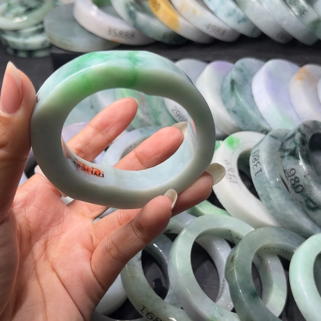 定制翡翠手镯未镶嵌牛*?