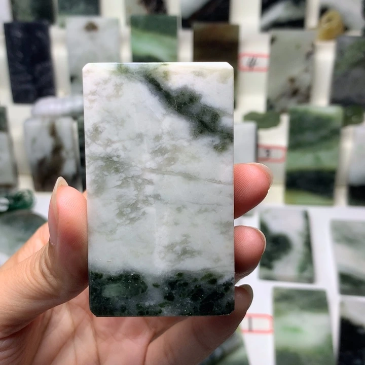 挥***）独山玉未镶嵌颈饰